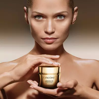 Model with Absolue Longevity Rich Cream in hands